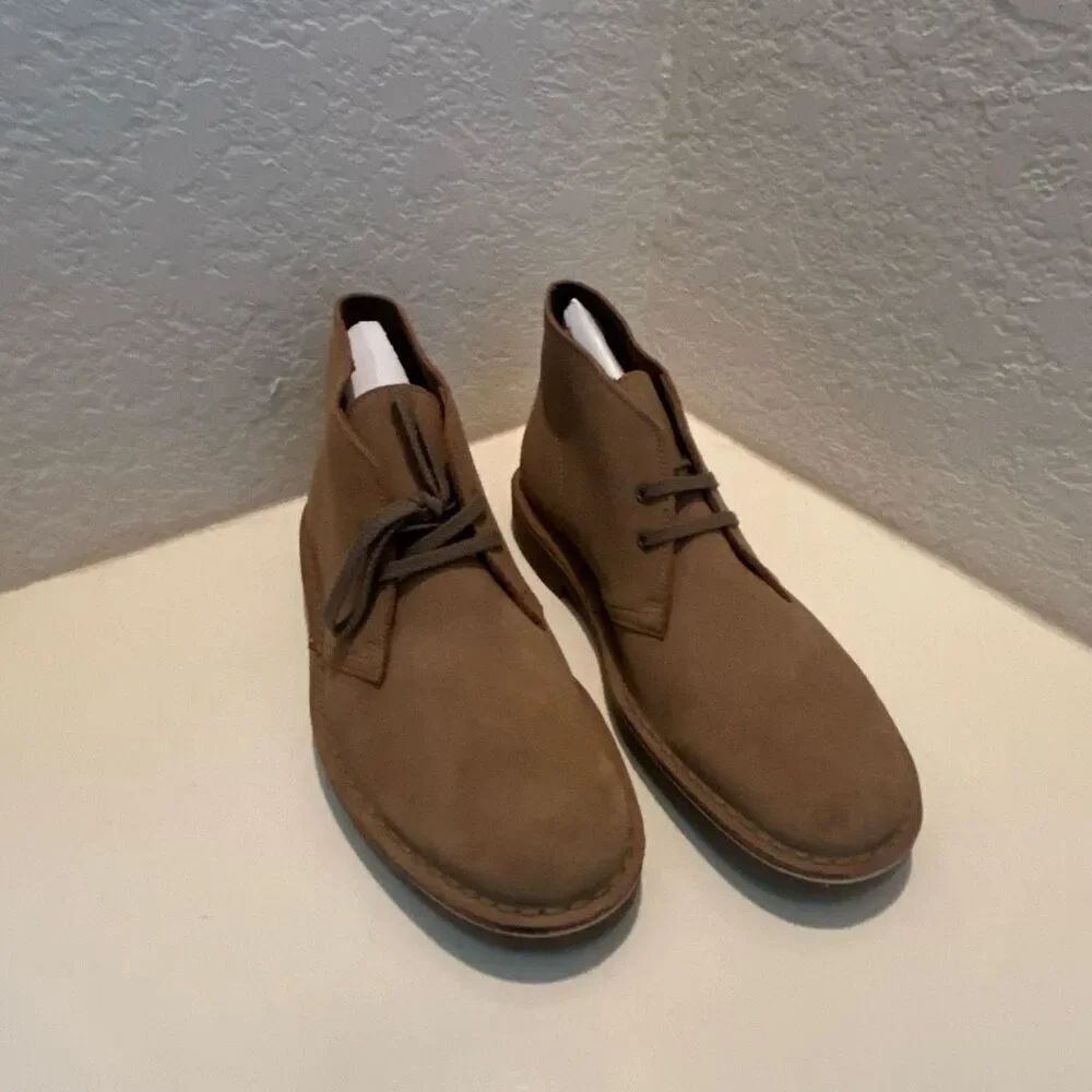 Clarks Mens Size 8.5 Shepton Chukka Boots Sand Suede Leather Comfort Capsule NWT